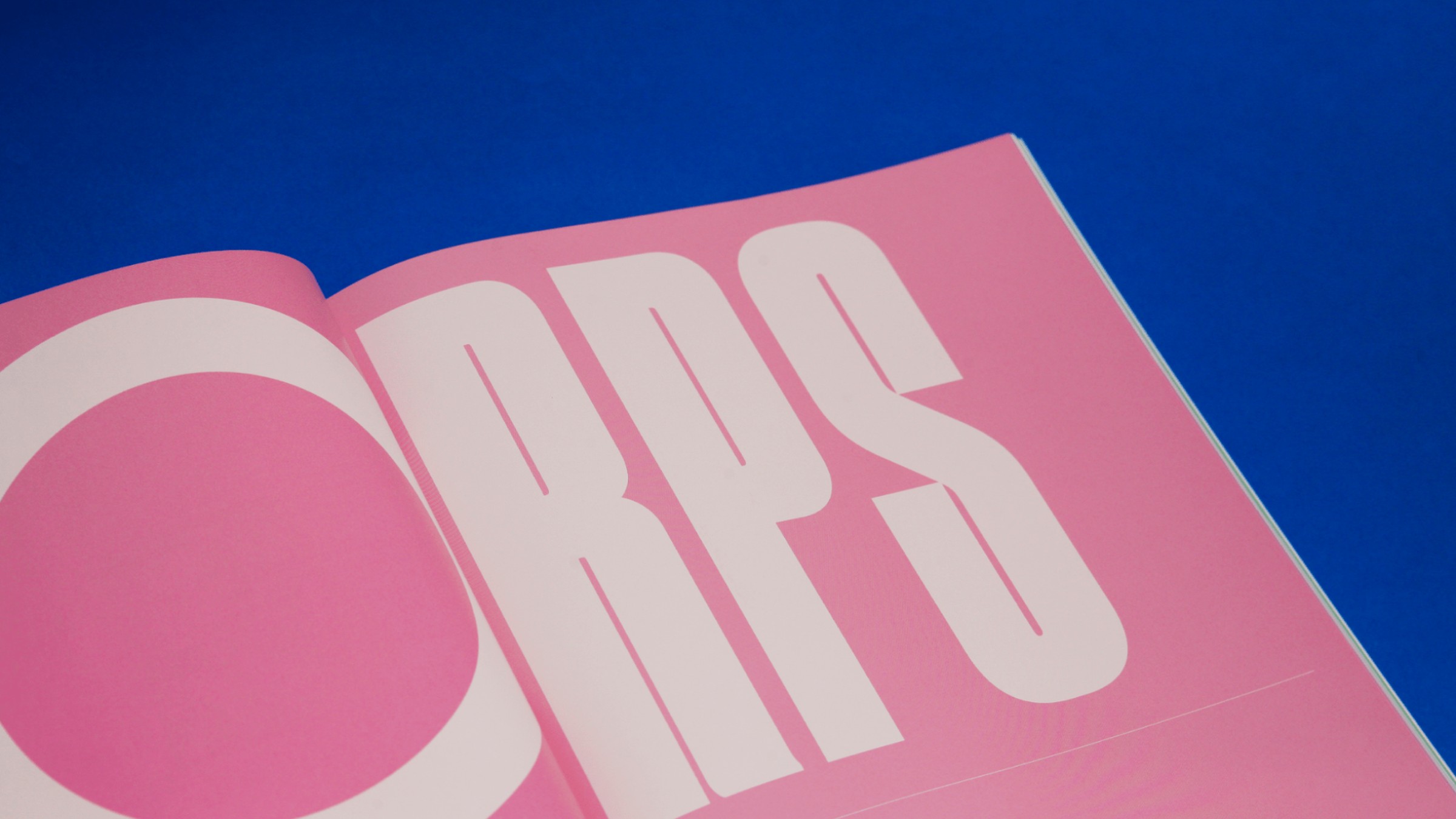 Le magazine papier ouvert, mise en page typographique
