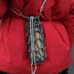 Un porte-gourde tressé à la main, porté en bandoulière